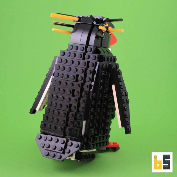 Verschiedene Ansichten des Modells Nördlicher Felsenpinguin, eine LEGO®-Kreation des Designers Thomas Poulsom